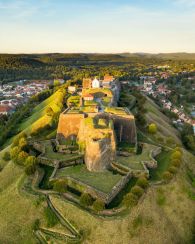 Photo couleur d'une vue en hauteur de la citadelle 